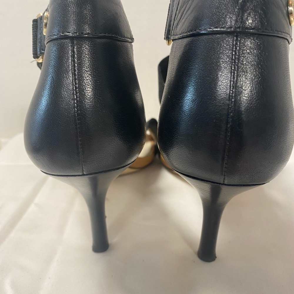 Wendy Strappy Stretch Sandal, Black/Tan
Brand: MICHAEL Michael Kors EUC - Picture 7 of 10